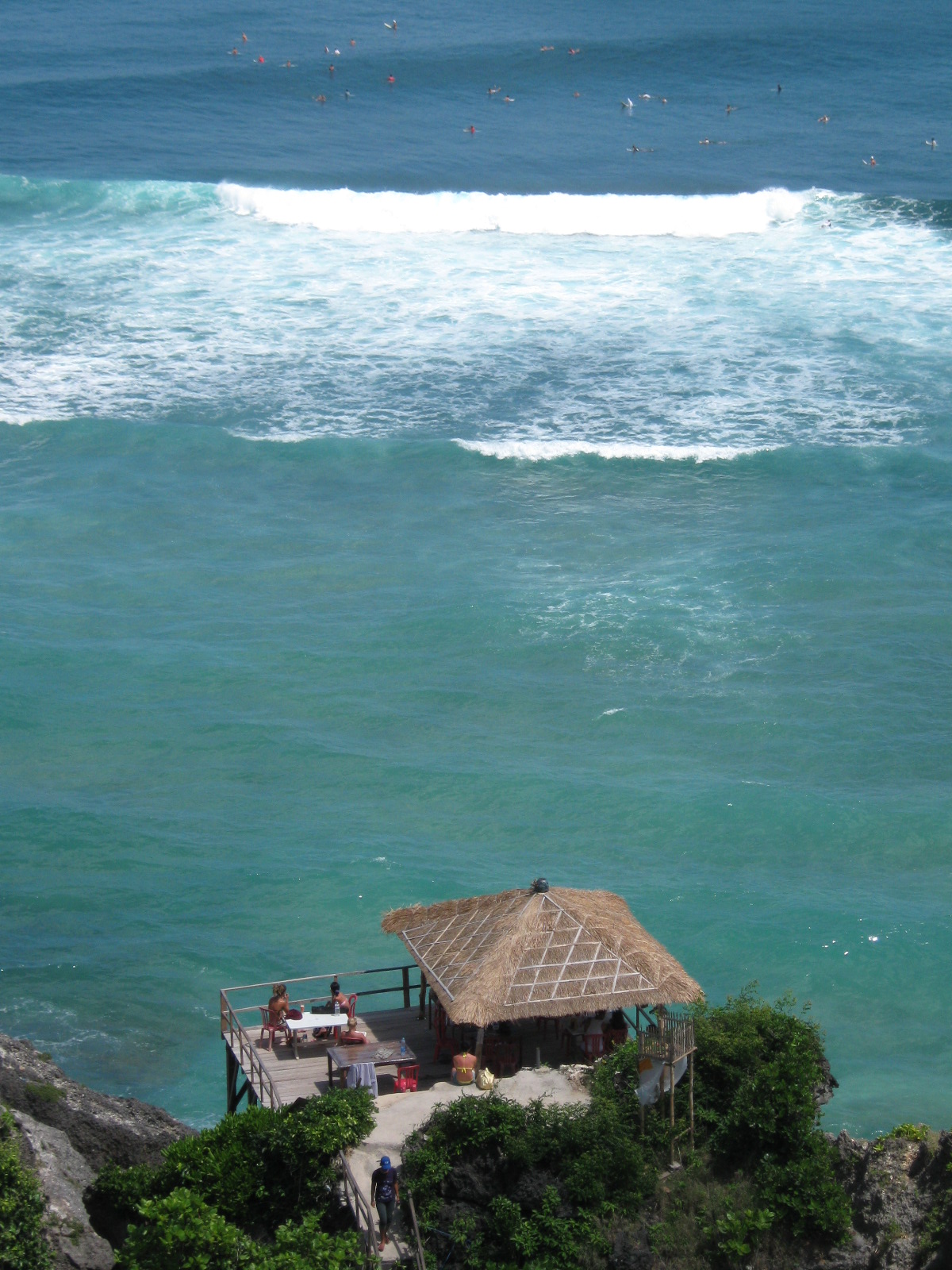 Pemandangan Dahsyat dari Atas Tebing Pantai Blue Point 