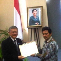 World No Tobacco Day Award dari WHO untuk Endang Sedyaningsih World No Tobacco Day Award dari WHO untuk Endang Sedyaningsih