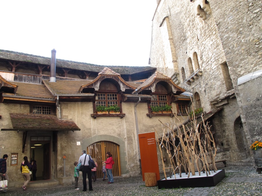 Takjub Akan Megahnya Kastil Chillon di Montreux, Swiss - 8