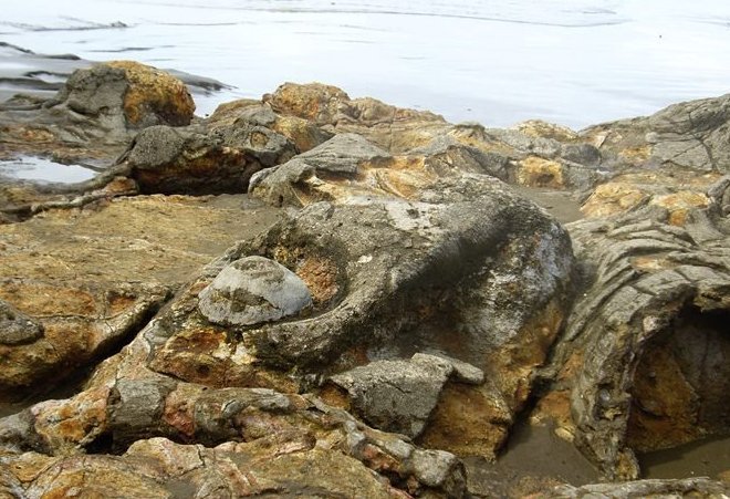 Kutukan Si Malin Kundang dan Pantai Air Manis