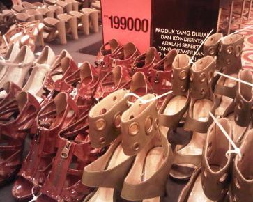 Sepatu Mulai Rp 99 Ribuan di Bazaar Charles & Keith Sepatu Mulai Rp 99 Ribuan di Bazaar Charles & Keith