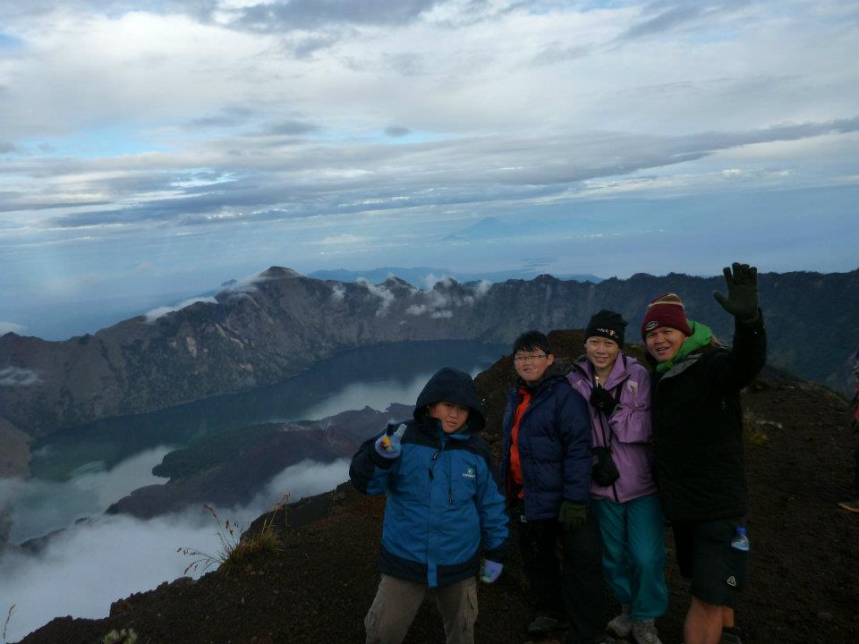 Asyiknya Mendaki Gunung Rinjani Bersama Keluarga