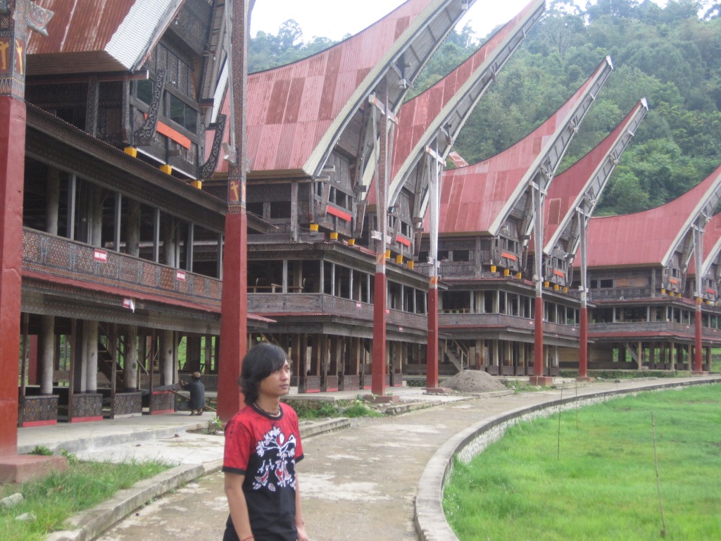  Rumah  Adat dan Kuburan Batu  Asli dari  Tana Toraja 4