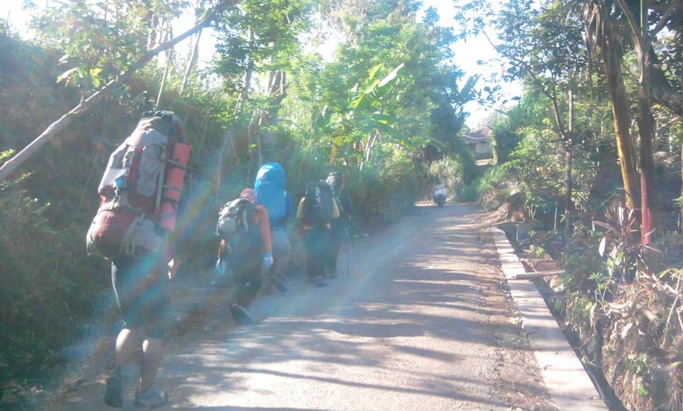 Ada iIstanai Dewi Rengganis di Puncak Gunung iJawai iTimuri