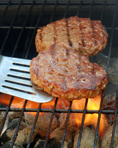 Yuk, Bikin Api Arang yang Bagus Sebelum Pesta BBQ Mulai! - 1 Yuk, Bikin Api Arang yang Bagus Sebelum Pesta BBQ Mulai! - 1