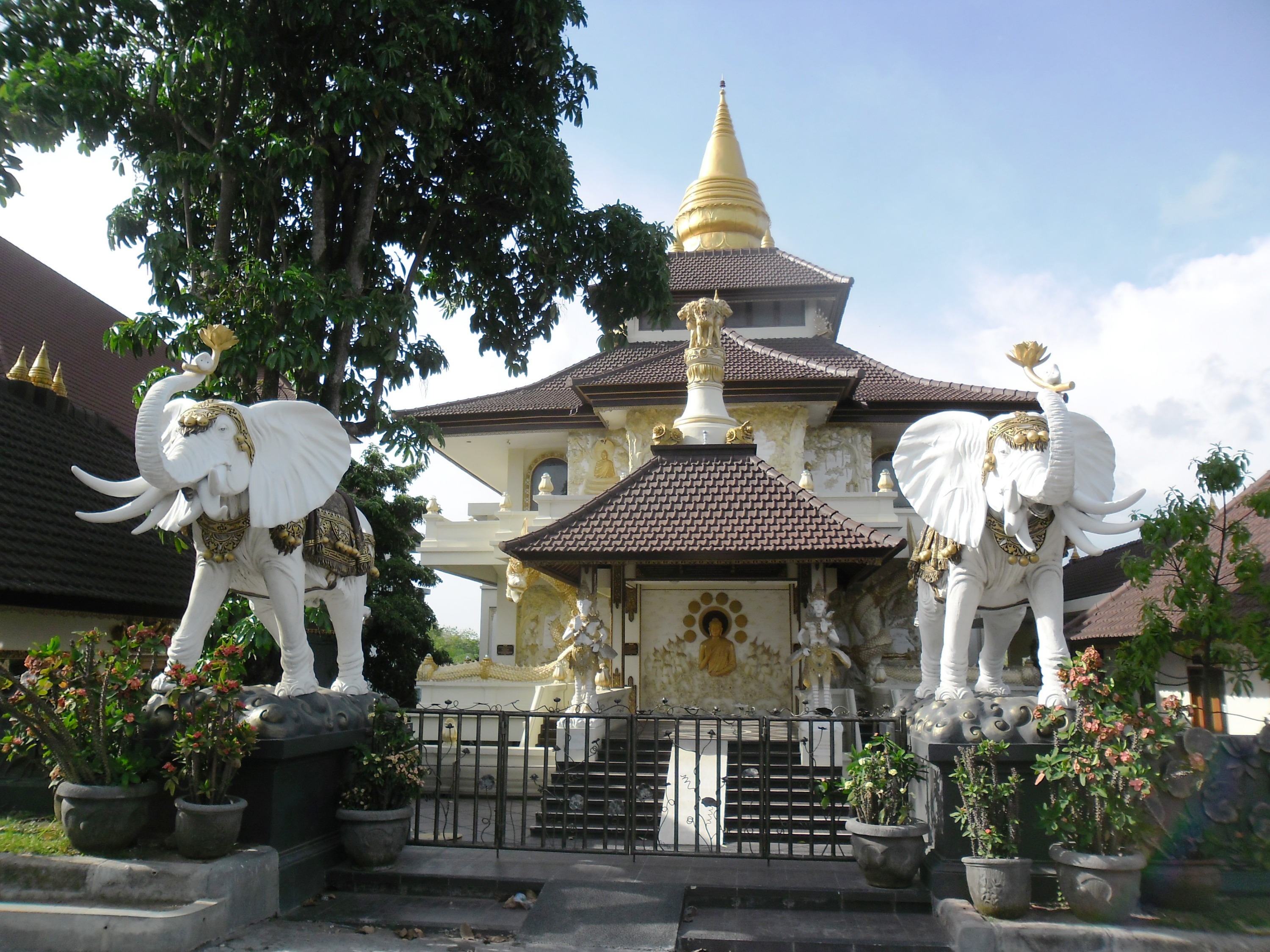 Bali Punya 5 Tempat Ibadah  Dalam 1 Komplek 5