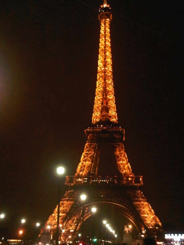Ternyata Menara Eiffel Lebih Romantis  di  Malam Hari