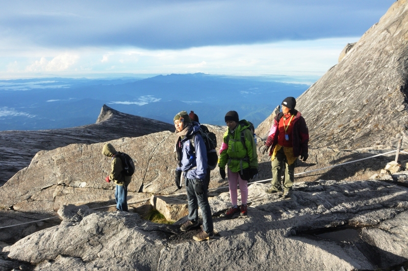 Perjuangan Para Perempuan Indonesia Mendaki Gunung Kinabalu