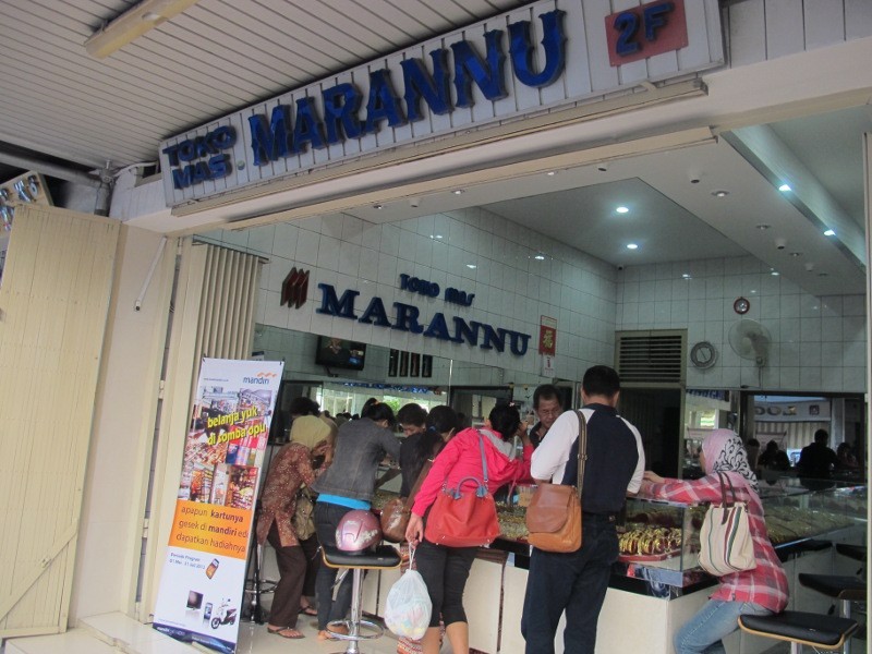 Masuk ke 'Gudang Emas' di Makassar