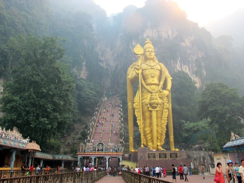 Patung Dewa Rakasa & 272 Anak Tangga di Batu Cave, Malaysia