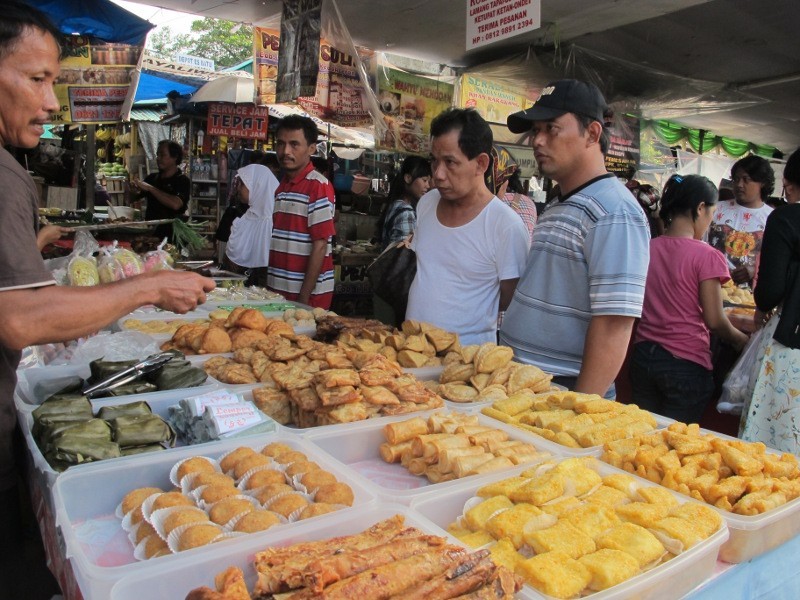 Ngabuburit di Pasar Benhil, Makanan Apa Saja Ada!