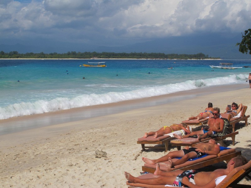 Ketika Pantai Gili Trawangan Jadi Lautan Bule