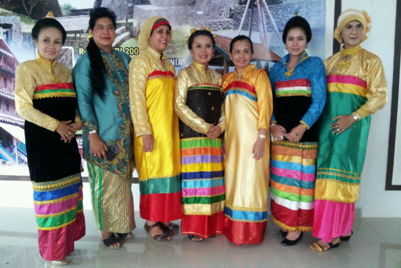 Inspirasi modis pembahasan pakaian adat tentang  18+ Inspirasi Modis Pakaian Adat Buton Sulawesi Tenggara