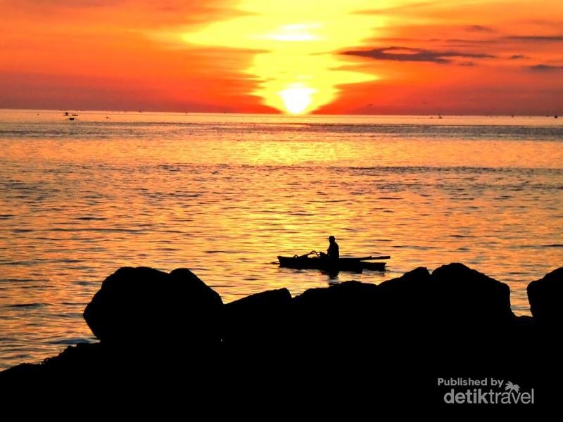 Langit Senja yang Fantastis di Pesisir Manado 6