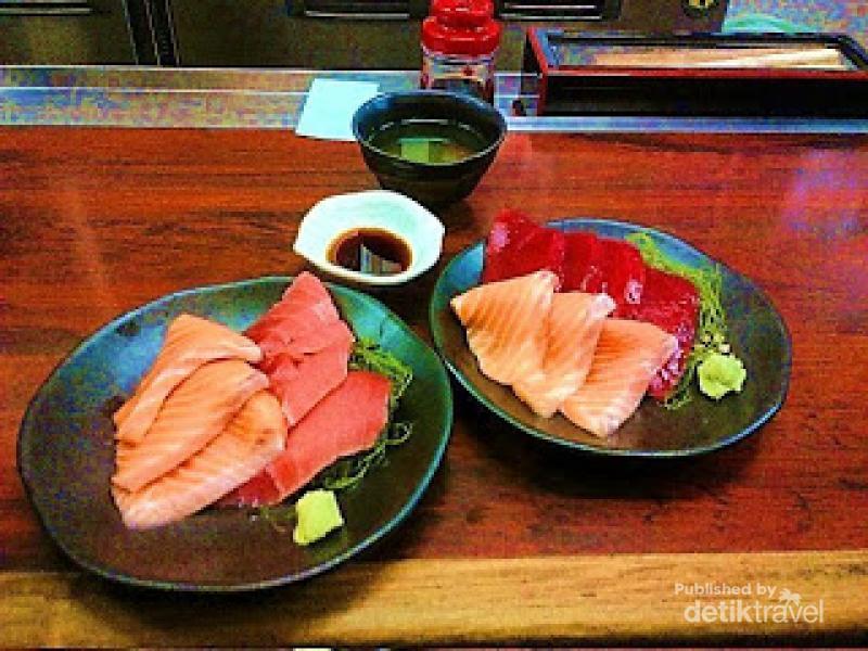 Makan Sashimi di Pasar Ikan  Terbesar Sedunia  di Tokyo