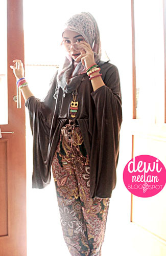 Hijab Style: Gaya Elegan Feminin Dewi Neelam - 5