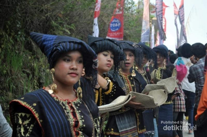 Gambar Rumah Adat  Wakatobi  rumah adat  sulawesi tenggara 