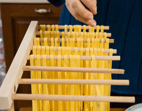 Pasta Tradisional Italia Dibuat dan Dibentuk dengan Tangan