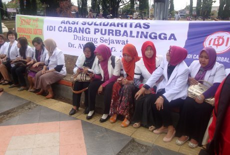 Dokter di Purbalingga Gelar Aksi Solidaritas Dukung dr Ayu Dibebaskan Dokter di Purbalingga Gelar Aksi Solidaritas Dukung dr Ayu Dibebaskan