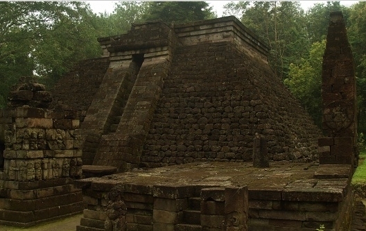 Mitos Tes Keperawanan di Candi Sukuh