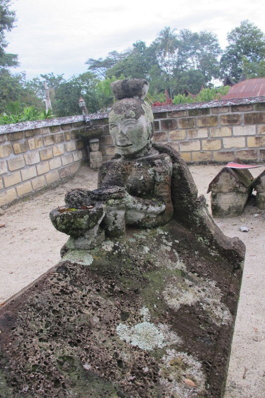 Patung Tanda Cinta Bertepuk Sebelah Tangan di Samosir - 3