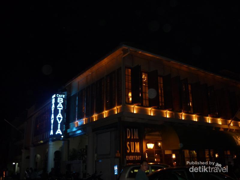 Gemerlap Kota Tua Jakarta di Malam Hari - 2