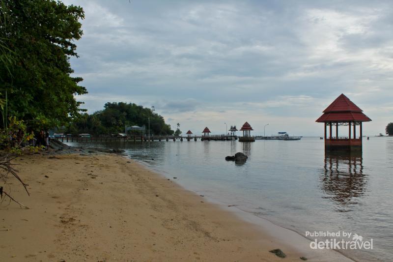  Pantai Carocok Padang Tidak Kalah Indah dengan Derawan 7