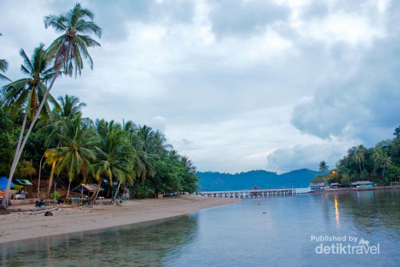  Pantai Carocok Padang Tidak Kalah Indah dengan Derawan 8