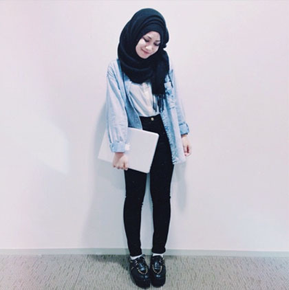 Hijab Style: Gaya Edgy dengan Boot Ala Sofia, Hijabers 