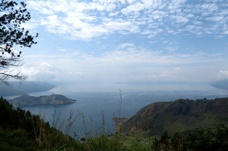 6 Danau di Indonesia yang Luas Bagai Lautan