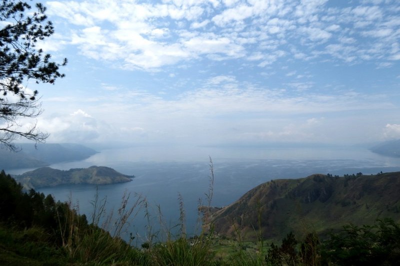 6 Danau di Indonesia yang Luas Bagai Lautan 6 Danau di Indonesia yang Luas Bagai Lautan