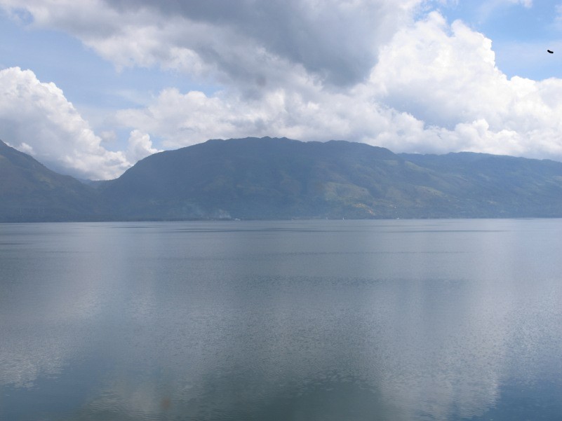 6 Danau di Indonesia yang Luas Bagai Lautan 6 Danau di Indonesia yang Luas Bagai Lautan