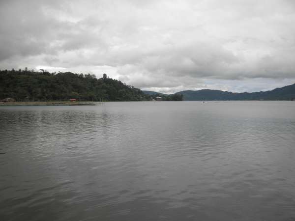 6 Danau di Indonesia yang Luas Bagai Lautan 6 Danau di Indonesia yang Luas Bagai Lautan