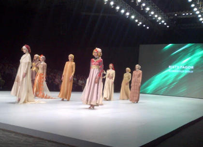 Risty Tagor & 16 Desainer Indonesia Rilis Busana Muslim 