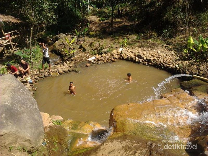 Klenting Kuning, Air Terjun Kecil Nan Segar di Semarang - 5