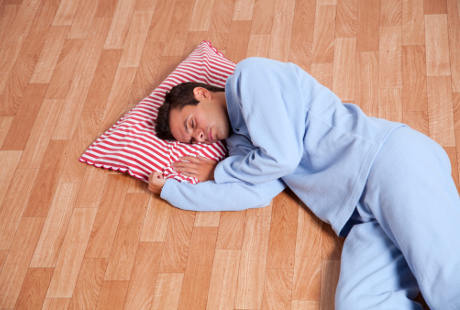 Hasil gambar untuk suami tidur di lantai