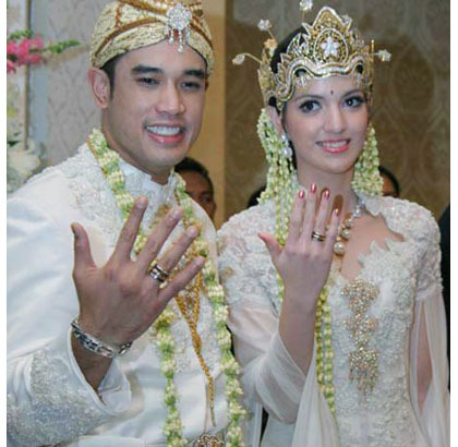 Inspirasi Kebaya  Pengantin dari 10 Selebriti Indonesia 6