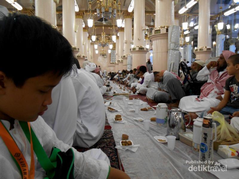 Nikmatnya Berbuka Puasa di Masjid Nabawi amp; Masjidil Haram