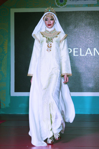Inspirasi Busana  Muslim  Warna Putih dari Desainer Dian 