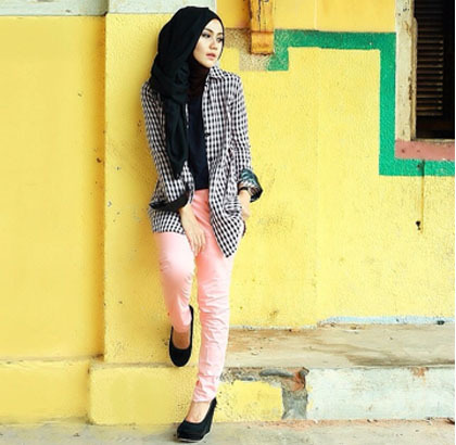 Hijab Style: Gaya Streetstyle Foto Model Berhijab, Lany 