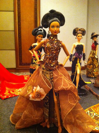 Foto: 25 Boneka Barbie Pakai Kebaya di Fashion Show Anne 