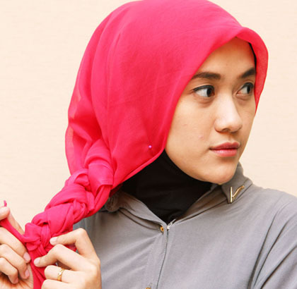 Tutorial Hijab Kepang untuk Tampil Feminin  5