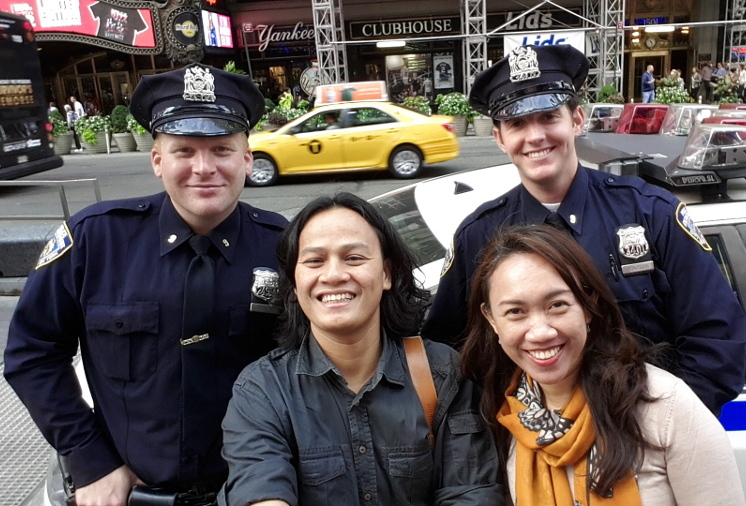 Keren! Polisi New York yang Dicintai & Mau Selfie Bareng