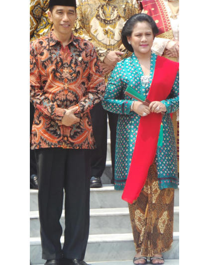 Dampingi Jokowi  di Pelantikan Menteri Iriana  Kembali 