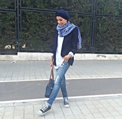 Hijab Style: Bergaya Modis dengan Sneakers Saat Traveling 