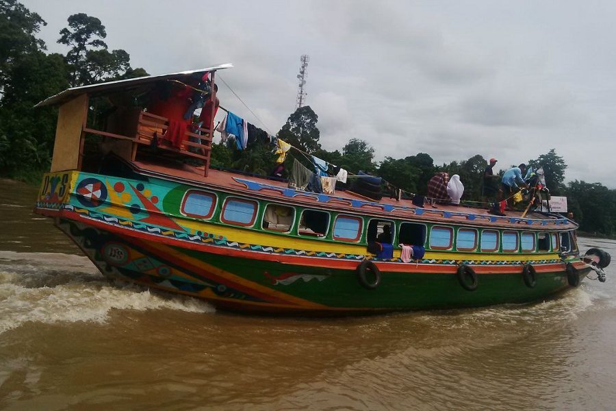 Belajar Menyetir Kapal Tongkang di Sungai Musi, Asyik!