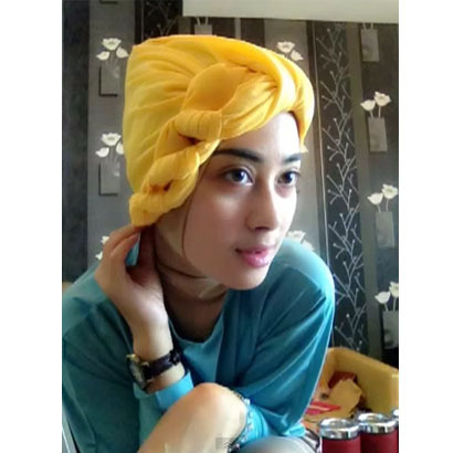 Tutorial Hijab Turban Menggunakan Scarf Segiempat - 6
