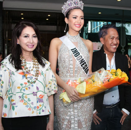 foto pulang dari miss universe elvira cantik berkilau dengan gaun perak 3 foto pulang dari miss universe elvira cantik berkilau dengan gaun perak 3