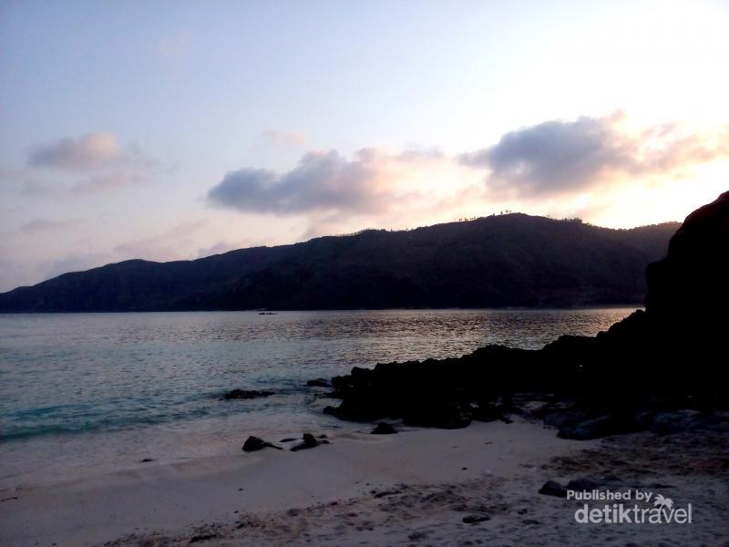 Senja yang Meneduhkan Hati di Pantai Kuta, Lombok