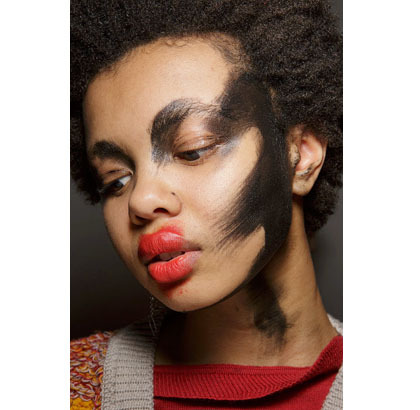 Riasan Unik dari Fashion Week, Wajah Penuh Tinta dan 